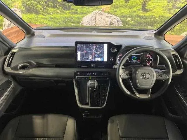 Toyota Noah 2022 — миниатюра 2