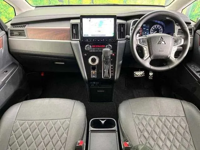 Mitsubishi Delica D:5 2024 — миниатюра 2