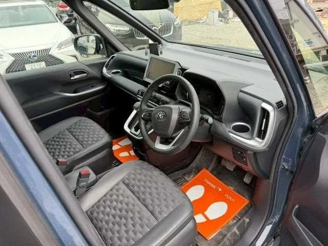 Toyota Voxy 2022 — миниатюра 2