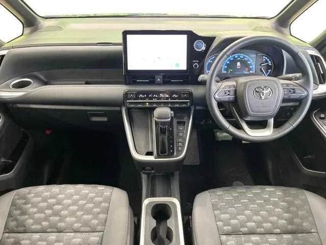 Toyota Voxy 2022 — миниатюра 2