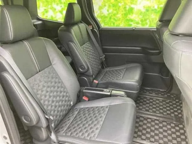 Toyota Voxy 2025 — миниатюра 2