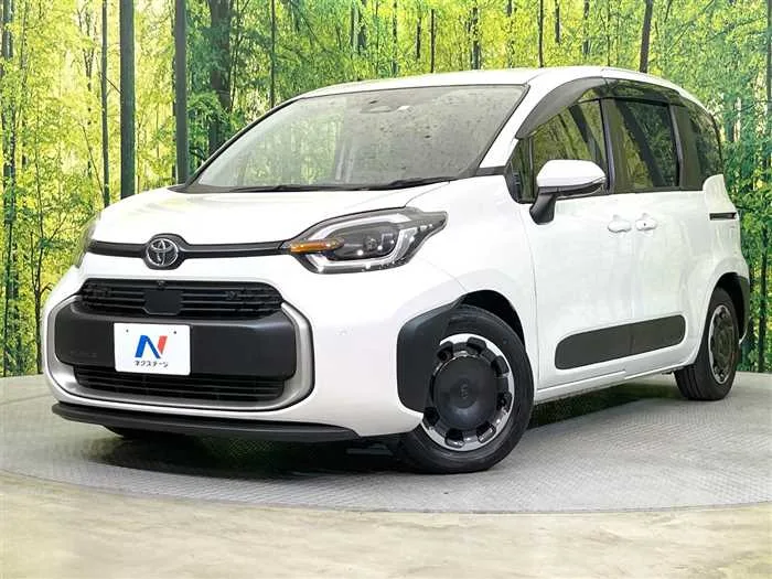 Toyota Sienta 2023 — фото 1, купить с доставкой в Москву