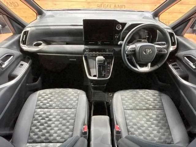 Toyota Voxy 2023 — миниатюра 2