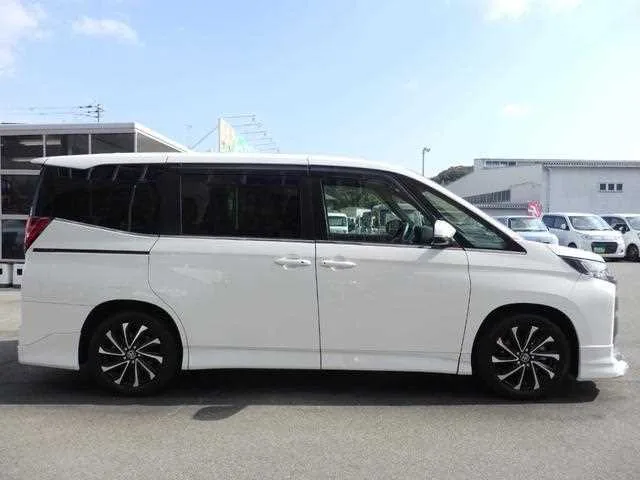 Toyota NOAH 2022 — миниатюра 2
