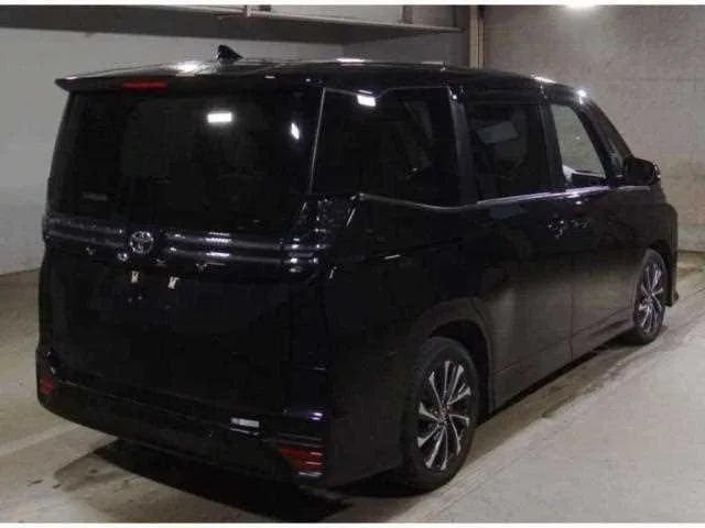 Toyota Voxy 2023 — миниатюра 2