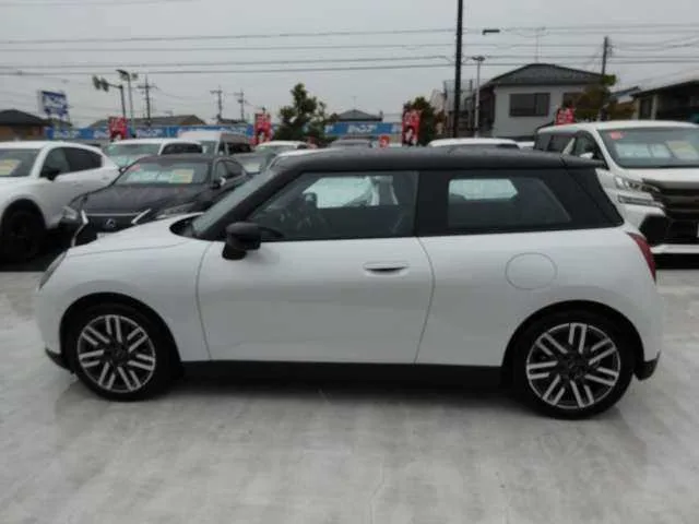 Rover Mini CooperE 3 2024 — миниатюра 3