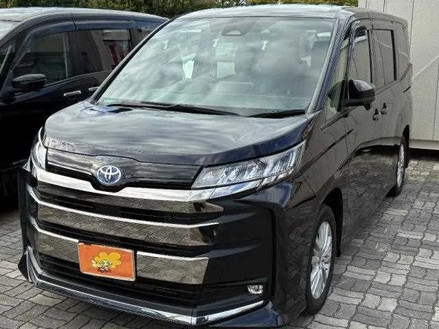 Toyota NOAH 2022 — фото 1, купить с доставкой в Москву