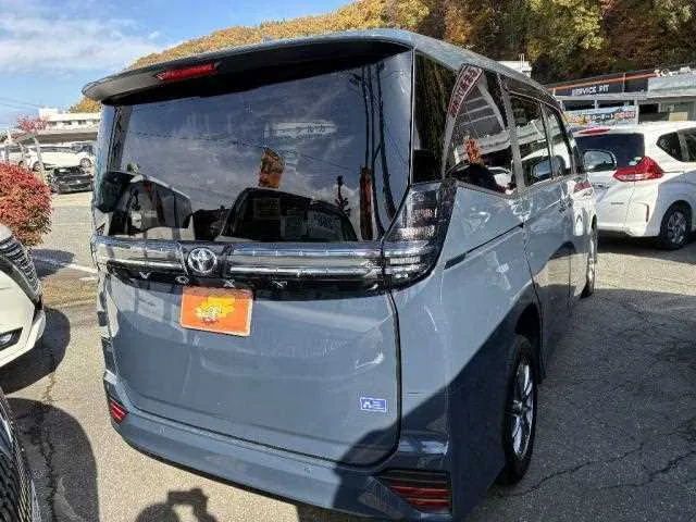 Toyota Voxy 2022 — миниатюра 2