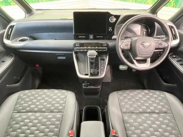 Toyota Voxy 2022 — миниатюра 2