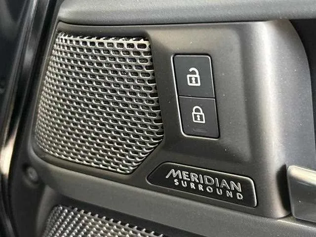 Land Rover Defender 2023 — миниатюра 3
