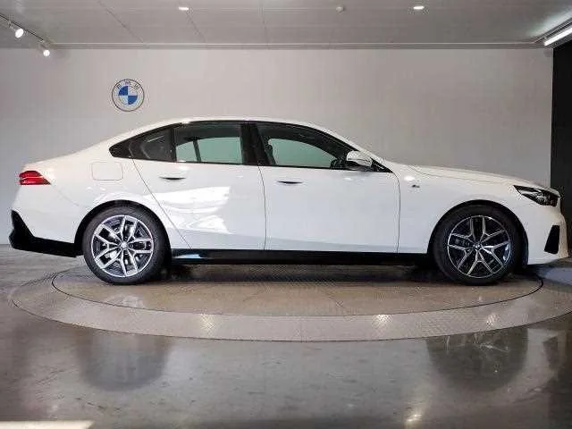 BMW 5 Series 2023 — миниатюра 5