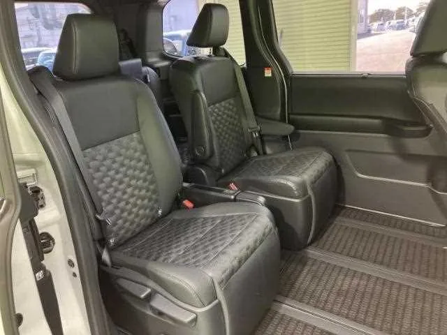 Toyota Voxy 2024 — миниатюра 2