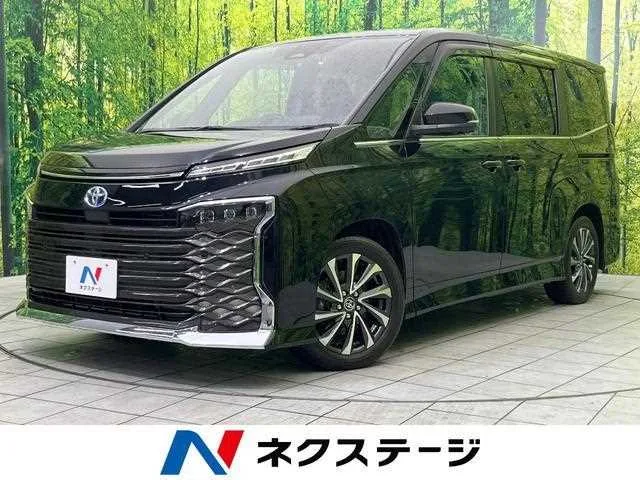 Toyota Voxy 2023 — фото 1, купить с доставкой в Москву