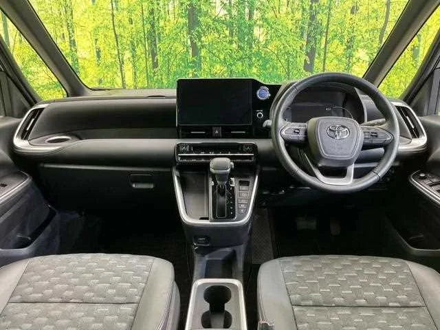 Toyota Voxy 2023 — миниатюра 2