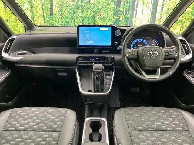 Toyota Voxy 2023 — миниатюра 2