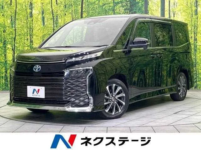Toyota Voxy 2023 — фото 1, купить с доставкой в Москву