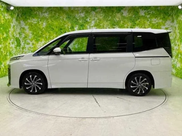 Toyota Voxy 2024 — миниатюра 2