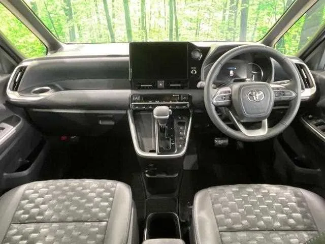 Toyota Voxy 2024 — миниатюра 2