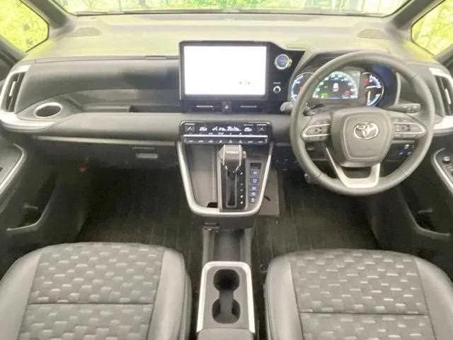 Toyota Voxy 2023 — миниатюра 2