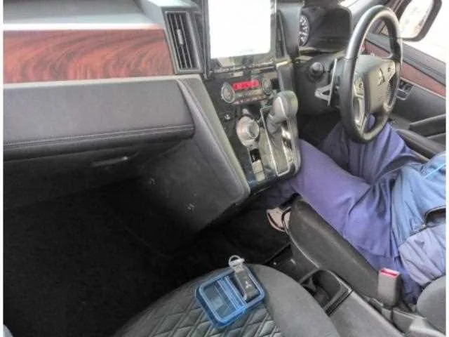 Mitsubishi Delica D:5 2023 — миниатюра 3