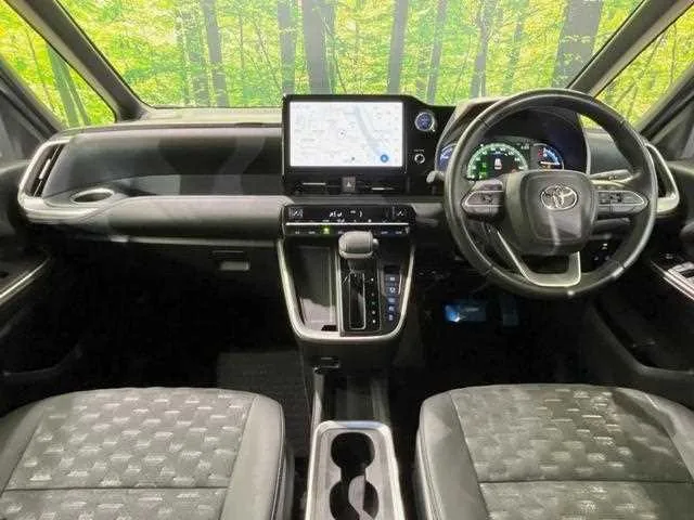 Toyota Voxy 2022 — миниатюра 2