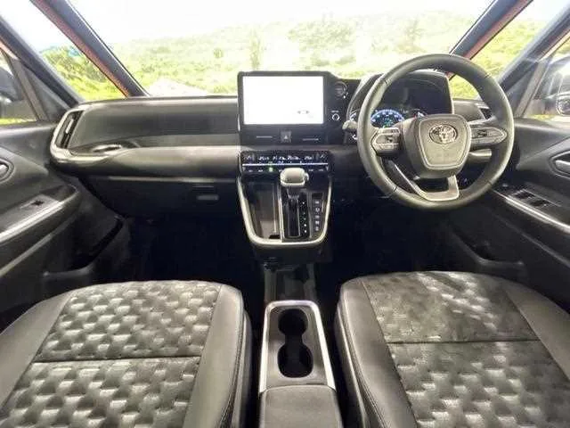 Toyota Voxy 2025 — миниатюра 2