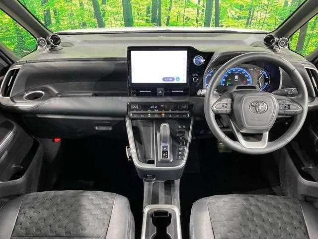 Toyota Voxy 2022 — миниатюра 2