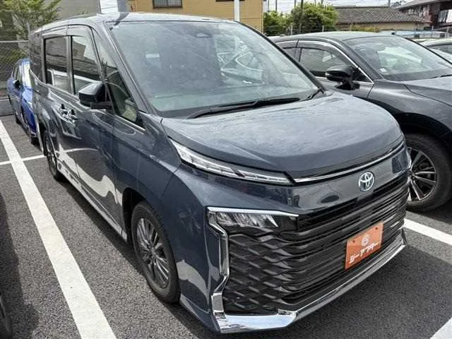 Toyota Voxy 2024 — фото 1, купить с доставкой в Москву