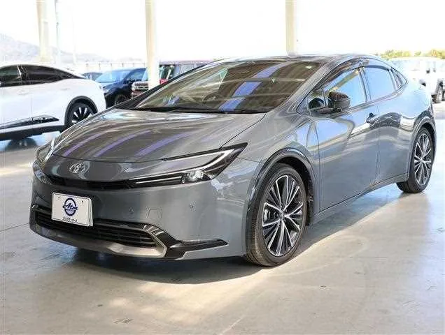 Toyota Prius Z 2023 — фото 1, купить с доставкой в Москву