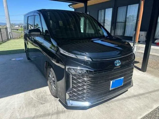 Toyota Voxy 2023 — фото 1, купить с доставкой в Москву
