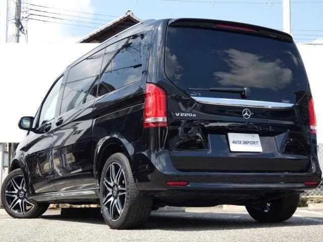Mercedes-Benz V-Class 2023 — миниатюра 2