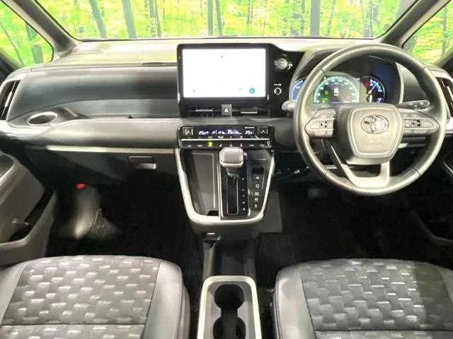 Toyota Voxy 2023 — миниатюра 2