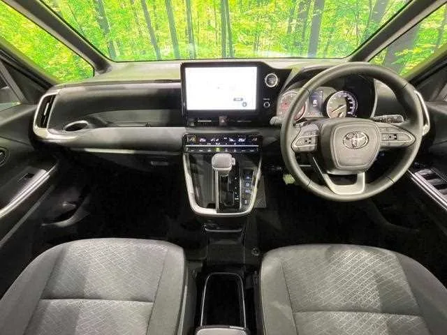 Toyota Noah 2022 — миниатюра 2