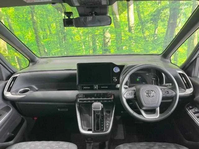 Toyota Voxy 2022 — миниатюра 2