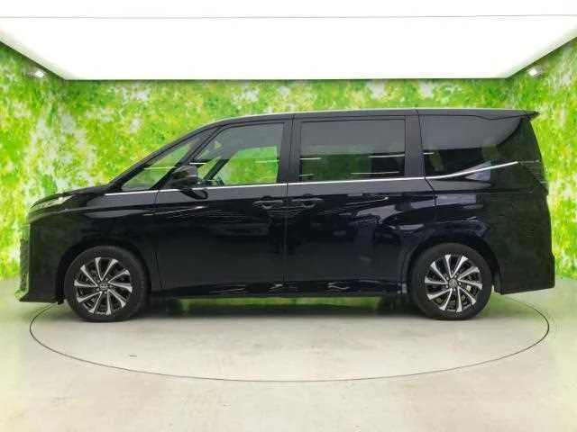 Toyota Voxy 2022 — миниатюра 2