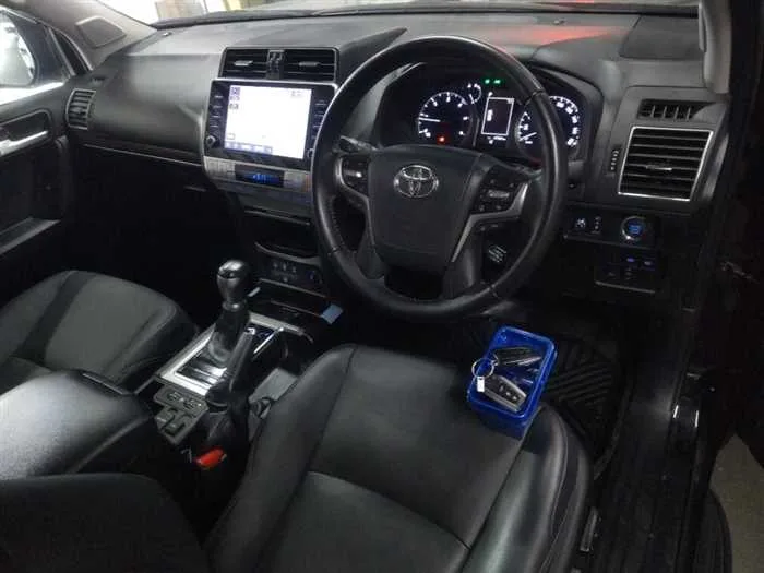 Toyota Land Cruiser Prado TX-L DIESEL SUNROOF 7-SEATS 2023 — миниатюра 2