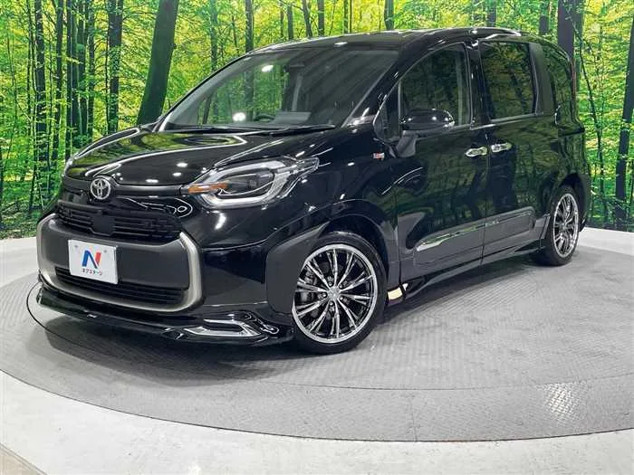 Toyota Sienta 2024 — фото 1, купить с доставкой в Москву