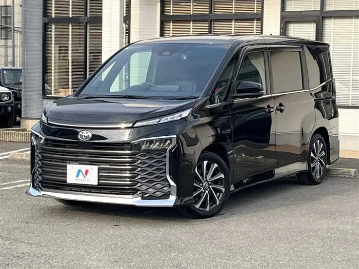 Toyota Voxy 2024 — фото 1, купить с доставкой в Москву