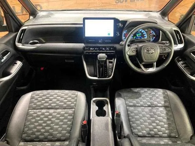 Toyota Voxy 2024 — миниатюра 2