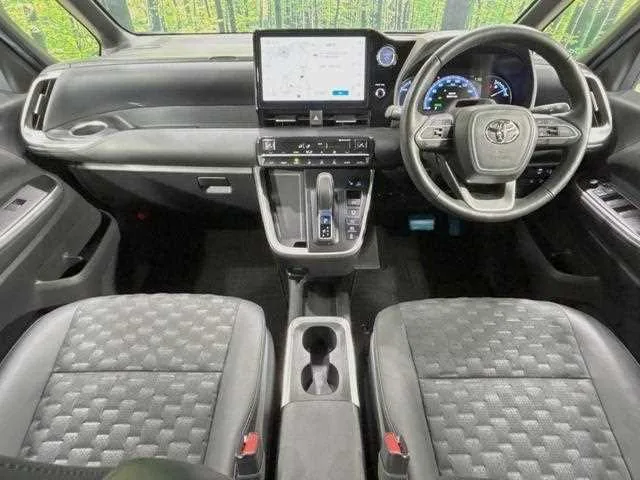 Toyota Voxy 2023 — миниатюра 2