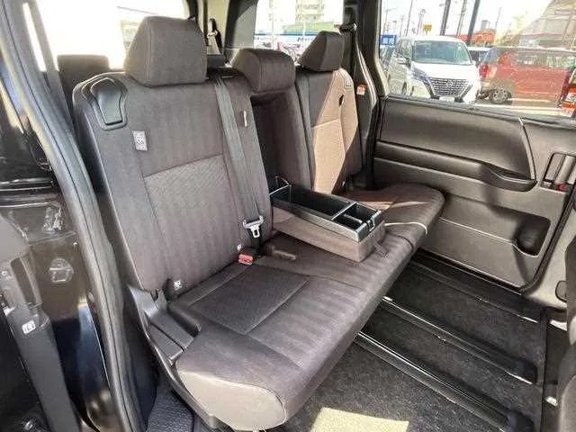 Toyota Voxy 2023 — миниатюра 4