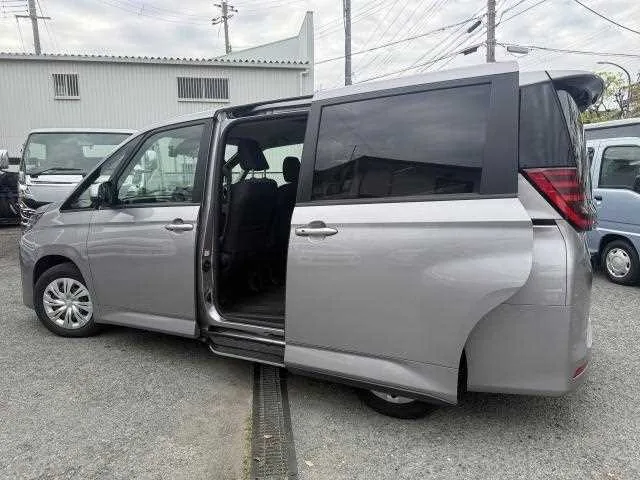 Toyota Noah 2022 — фото 1, купить с доставкой в Москву