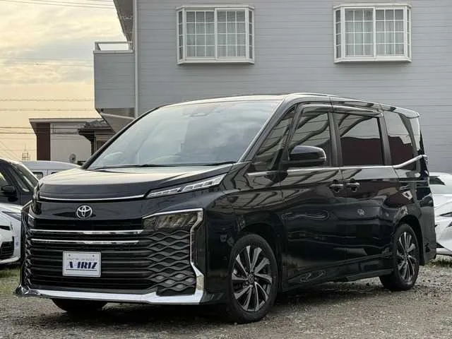 Toyota VOXY 2023 — фото 1, купить с доставкой в Москву