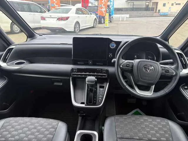 Toyota Voxy 2023 — миниатюра 2