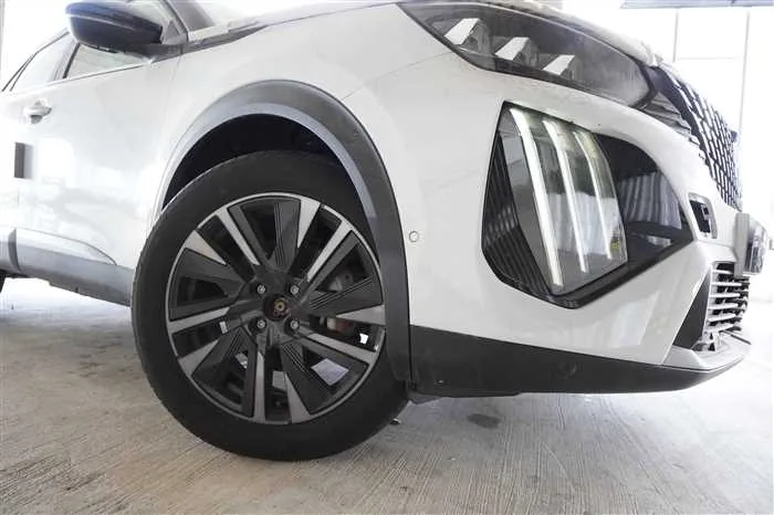 Peugeot 2008 BRAND NEW E-2008 SUV GT 2026 — миниатюра 3