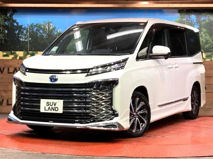 Toyota Voxy 2023 — фото 1, купить с доставкой в Москву
