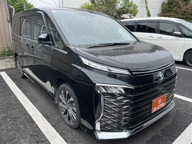 Toyota Voxy 2023 — фото 1, купить с доставкой в Москву