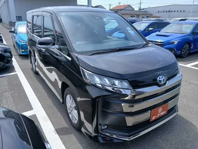 Toyota Noah 2023 — фото 1, купить с доставкой в Москву