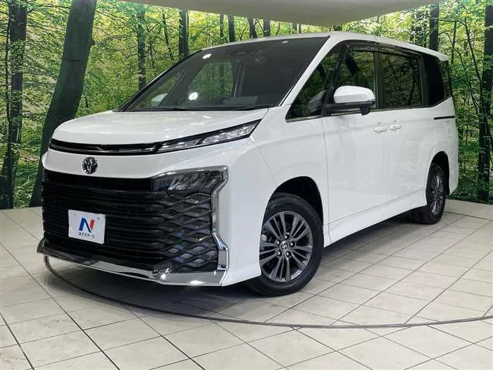 Toyota Voxy 2023 — фото 1, купить с доставкой в Москву