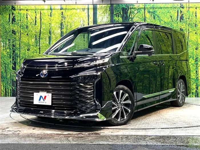 Toyota Voxy 2023 — фото 1, купить с доставкой в Москву